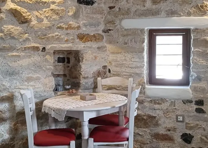 Hatzanario Apeiranthos Hébergement de vacances Apérathos